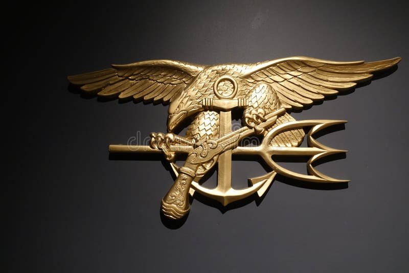 El logo mar, aire y tierra de los SEAL de la Marina