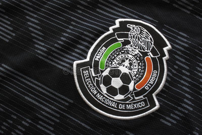 El Logo Negro De La Selección Mexicana De Fútbol Fútbol Cercano a Su Logo En Una Camiseta Imagen editorial - Imagen de club, ropas: 190143555 El Logo Negro De La Selección Mexicana De Fútbol Fútbol Cercano a Su Logo En Una Camiseta Imagen editorial - Imagen de club, ropas: 190143555