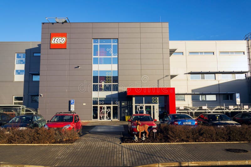 El Logotipo De La Compañía De Lego En El Edificio De La Fábrica De Producción Imagen editorial - Imagen de ladrillo: 133493570
