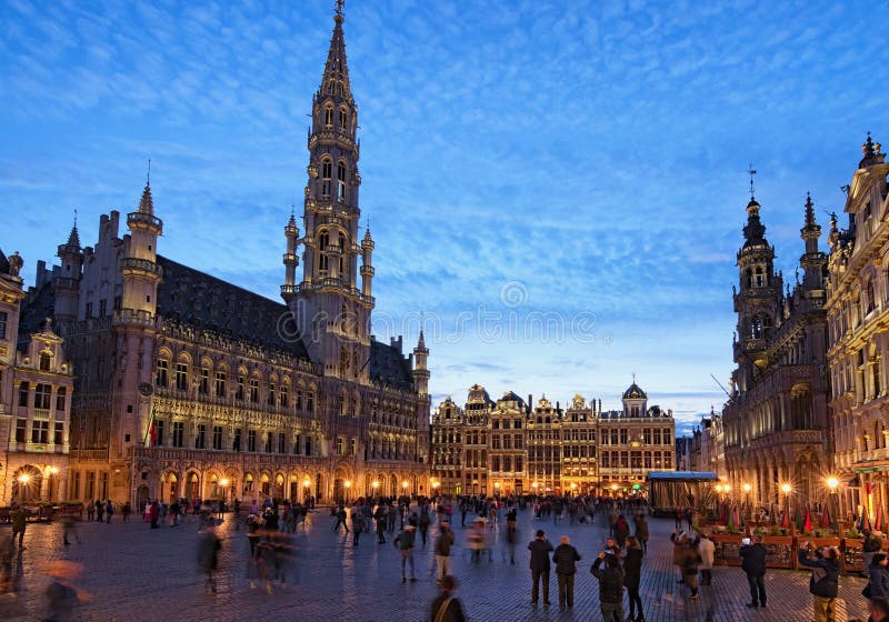 El lugar magnífico Grote Markt es el cuadrado central de Bruselas medieval Hermosa vista durante puesta del sol en la primavera E fotografía de archivo El lugar magnífico Grote Markt es el cuadrado central de Bruselas medieval Hermosa vista durante puesta del sol en la primavera E fotografía de archivo