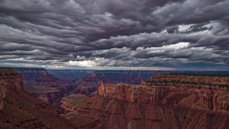 El majestuoso e impresionante gran cañón se encuentra bajo un impresionante y espectacular cielo. almacen de video