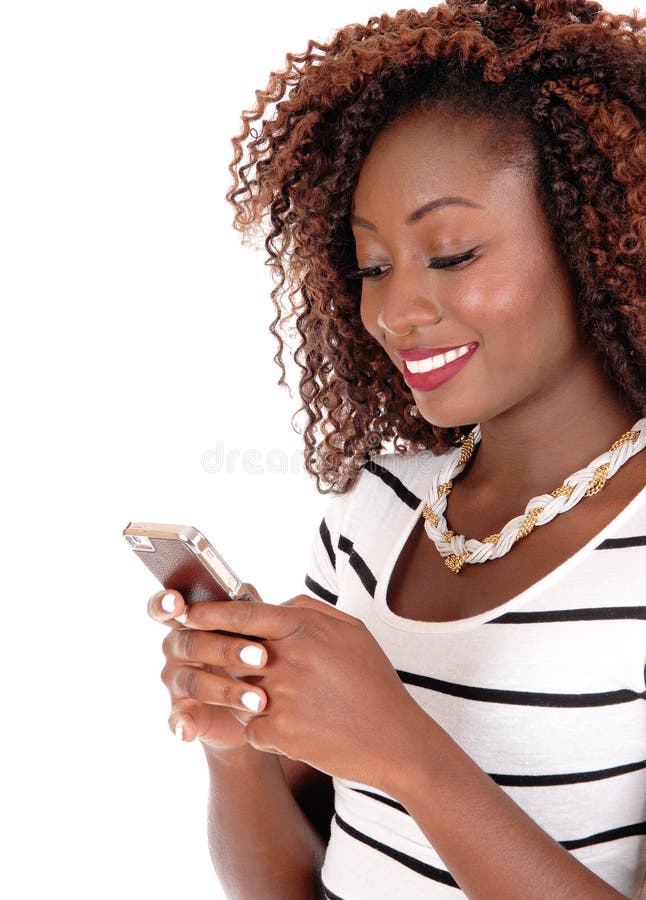 El mandar un SMS feliz de la mujer negra imagen de archivo libre de regalías El mandar un SMS feliz de la mujer negra imagen de archivo libre de regalías