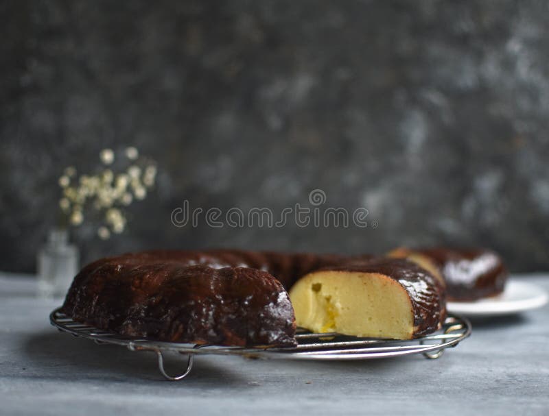 El mannick de chocolate es un pastel simple, toma poco tiempo y esfuerzo amasar y hornear El resultado es una buena cocción imagen de archivo El mannick de chocolate es un pastel simple, toma poco tiempo y esfuerzo amasar y hornear El resultado es una buena cocción imagen de archivo