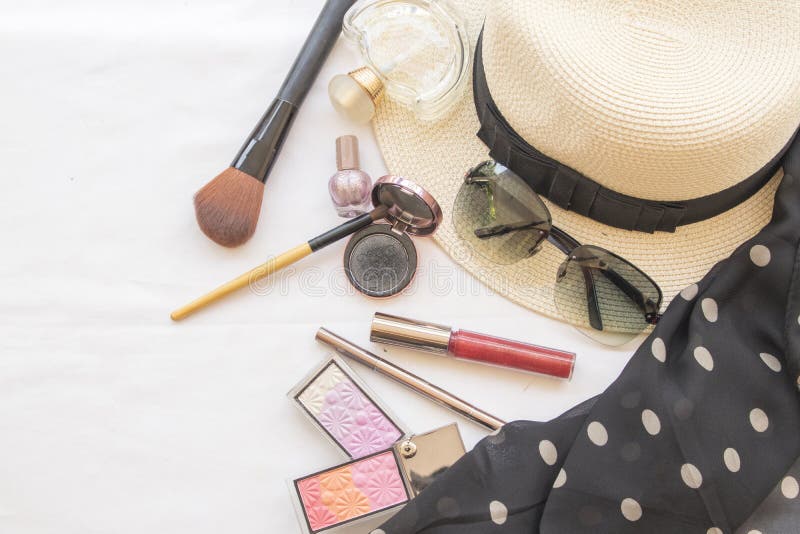 El maquillaje determinado de los cosméticos de la cara de la piel de la belleza y se prepara relaja el viaje de la mujer imagenes de archivo El maquillaje determinado de los cosméticos de la cara de la piel de la belleza y se prepara relaja el viaje de la mujer imagenes de archivo