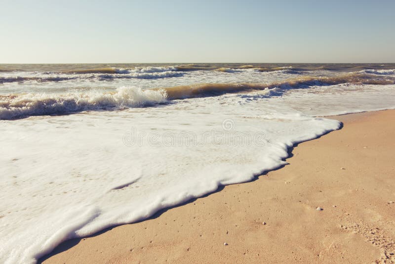 El mar azul del tiempo de verano agita el sol y la arena amarillos imagenes de archivo El mar azul del tiempo de verano agita el sol y la arena amarillos imagenes de archivo