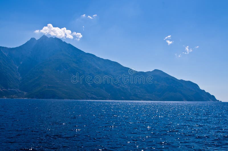 El Mar Egeo, la silueta de las montañas santas Athos y una pequeña nube sobre la montaña rematan