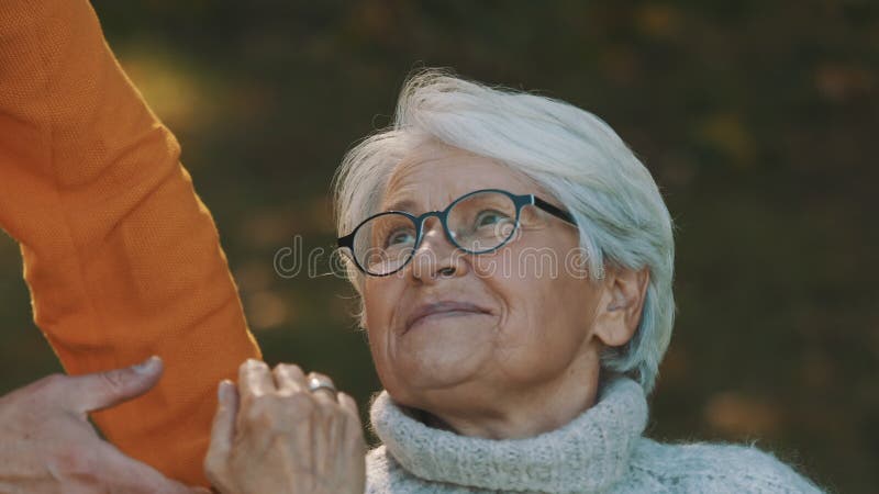 El marido amoroso que cuida a su esposa discapacitada en la naturaleza