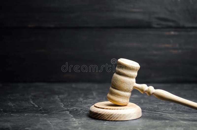 El martillo de madera del juez Concepto de la LEY Corte y juicio Justicia y legalidad Legisladores, la administración pública sub foto de archivo libre de regalías El martillo de madera del juez Concepto de la LEY Corte y juicio Justicia y legalidad Legisladores, la administración pública sub foto de archivo libre de regalías