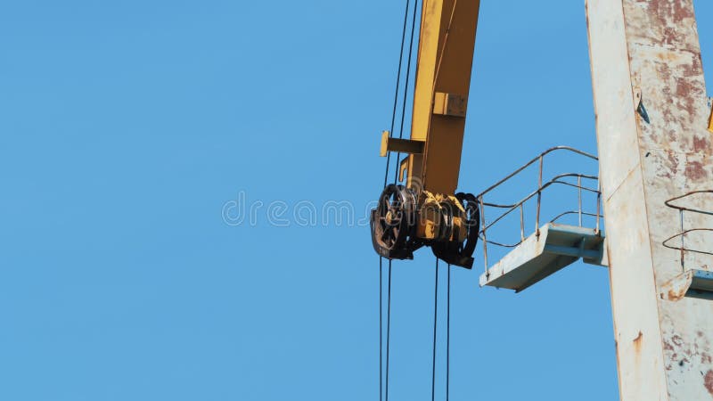 El mecanismo de la grúa del cargo contra el cielo azul