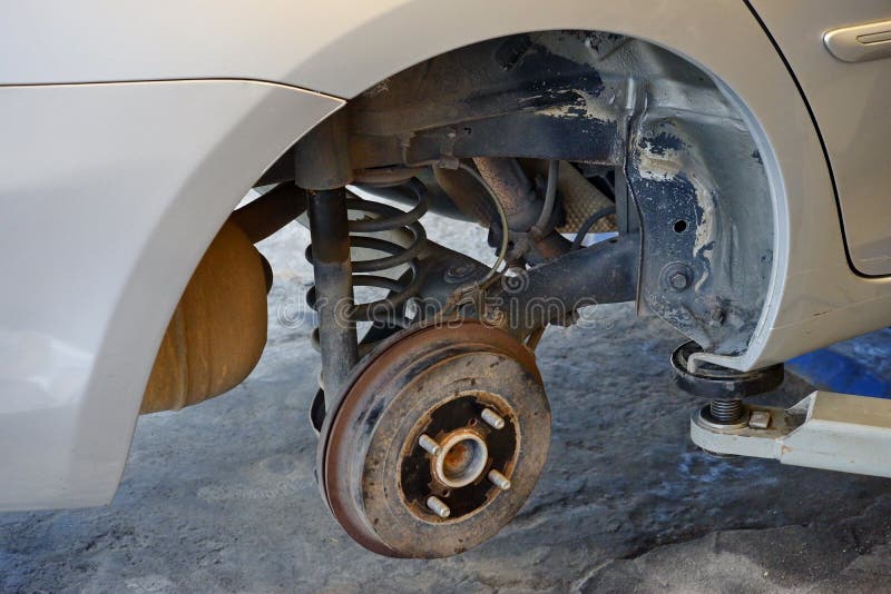 El mecánico está arreglando el coche problema. para la seguridad del uso de automóviles.