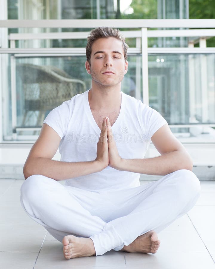 El meditar adulto joven con las manos junto fotos de archivo libres de regalías El meditar adulto joven con las manos junto fotos de archivo libres de regalías