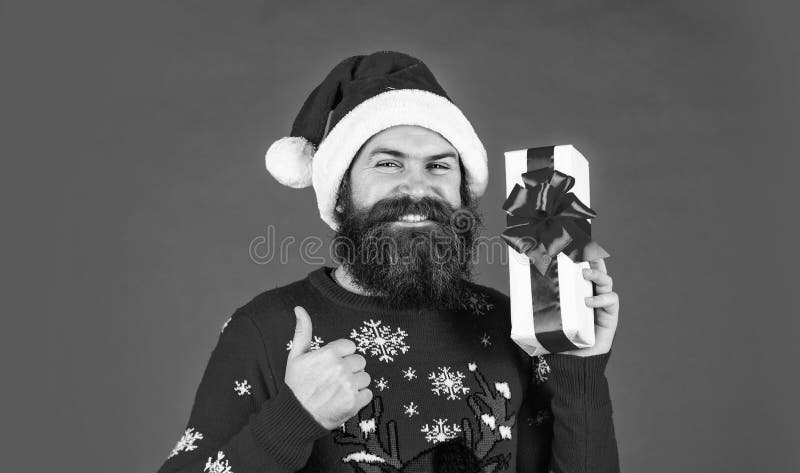 El mejor regalo navideño. hora de fiesta navideña. descuentos de compras de año nuevo. santa claus barbudo en sombrero. celebrar fotografía de archivo libre de regalías