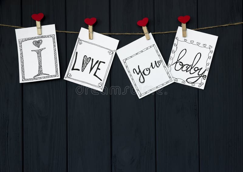 ¡El mensaje divertido en las cuatro tarjetas del ` s de la tarjeta del día de San Valentín dice el ` te amo, bebé! el cordón natu foto de archivo libre de regalías ¡El mensaje divertido en las cuatro tarjetas del ` s de la tarjeta del día de San Valentín dice el ` te amo, bebé! el cordón natu foto de archivo libre de regalías