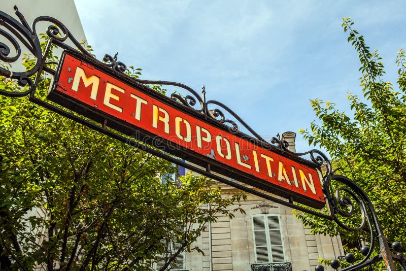 El metro tradicional firma adentro París, Francia imagen de archivo El metro tradicional firma adentro París, Francia imagen de archivo