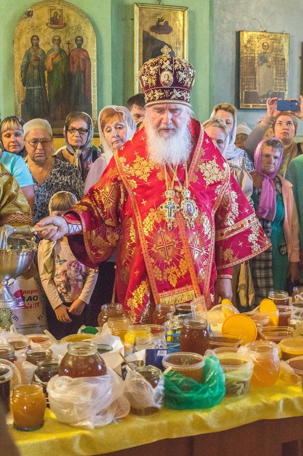El metropolitano celebró la liturgia divina en la iglesia ortodoxa rusa imágenes de archivo libres de regalías El metropolitano celebró la liturgia divina en la iglesia ortodoxa rusa imágenes de archivo libres de regalías