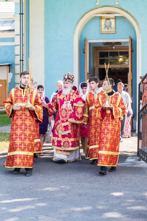 El metropolitano celebró la liturgia divina en la iglesia ortodoxa rusa imagen de archivo libre de regalías El metropolitano celebró la liturgia divina en la iglesia ortodoxa rusa imagen de archivo libre de regalías