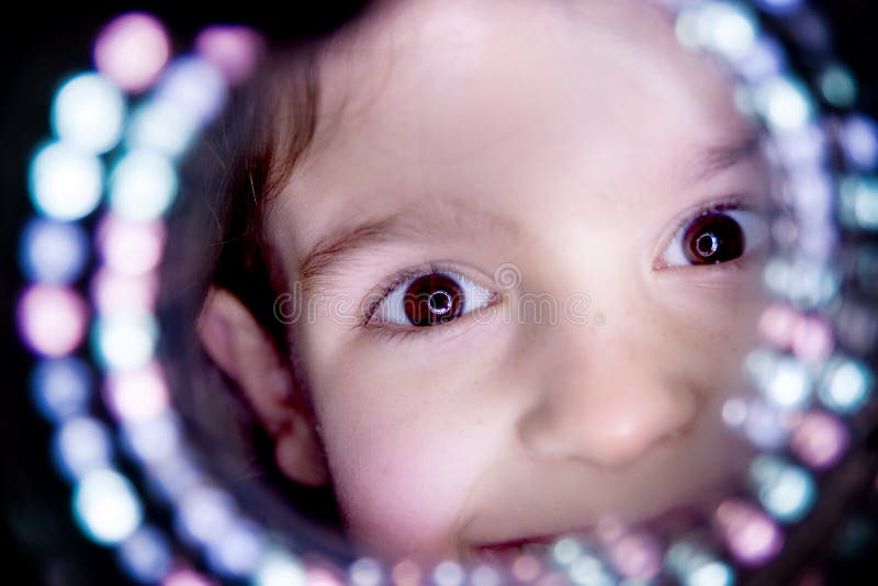 El mirar a escondidas del niño El mirar a escondidas del niño
