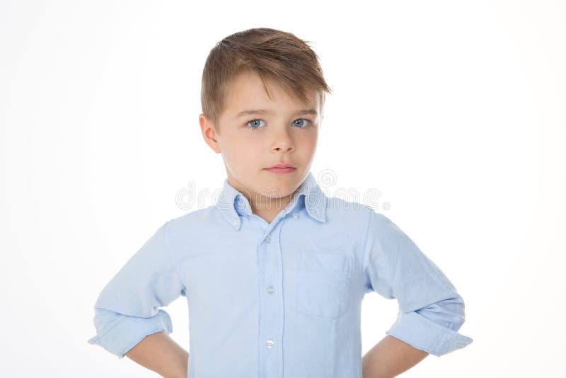 El mirar fijamente del niño pequeño imagen de archivo El mirar fijamente del niño pequeño imagen de archivo