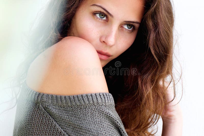 El mirar fijamente hermoso del modelo de moda fotografía de archivo libre de regalías El mirar fijamente hermoso del modelo de moda fotografía de archivo libre de regalías