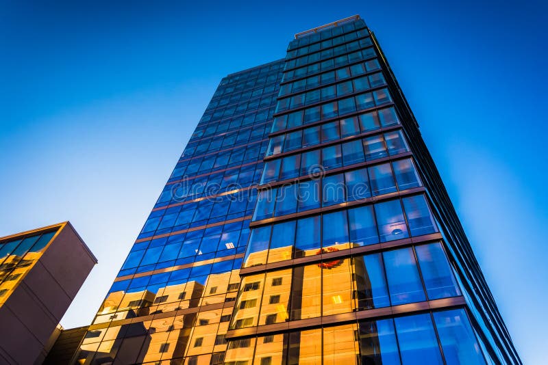 El mirar para arriba el edificio de banco moderno de WSFS en Wilmingt céntrico imágenes de archivo libres de regalías El mirar para arriba el edificio de banco moderno de WSFS en Wilmingt céntrico imágenes de archivo libres de regalías
