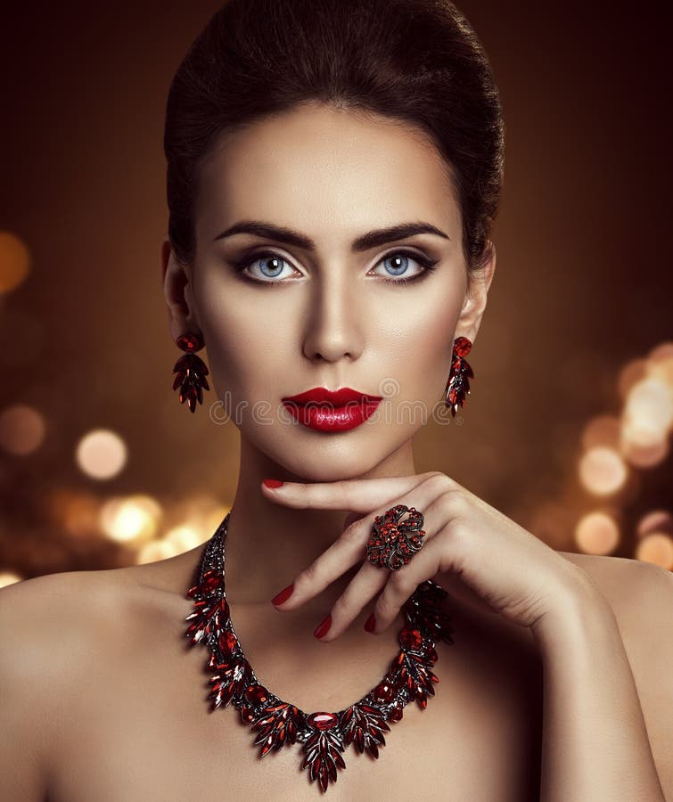 El modelo de moda Beauty Makeup y la joyería, cara de la mujer componen