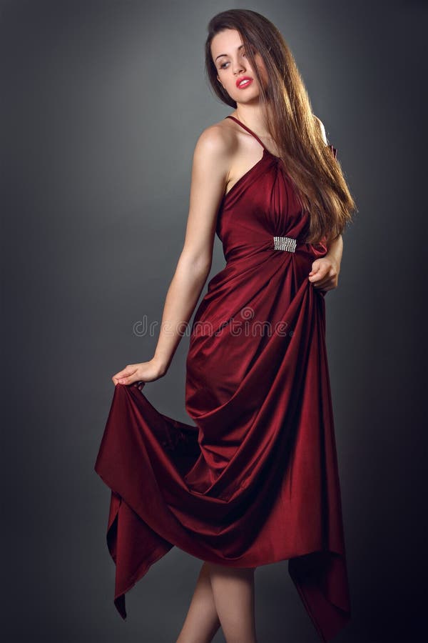 El Modelo De Moda Elegante Presenta Con El Vestido Rojo De La Seda Foto de  archivo - Imagen de retrato, atractivo: 31118760