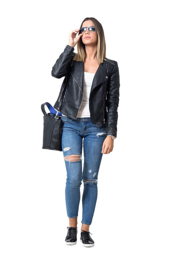 El modelo de moda hermoso en estilo casual de la calle viste con las gafas de sol que miran para arriba imagen de archivo libre de regalías El modelo de moda hermoso en estilo casual de la calle viste con las gafas de sol que miran para arriba imagen de archivo libre de regalías