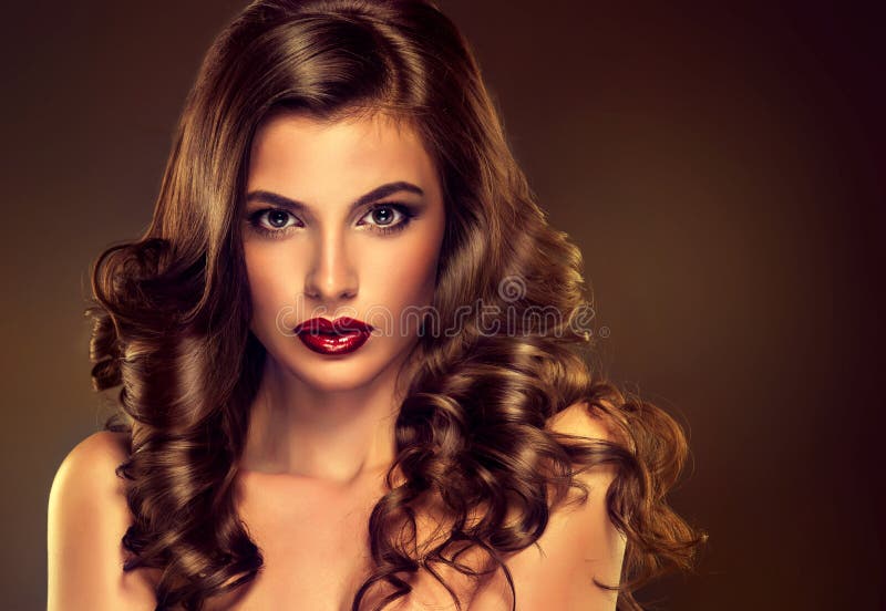 El modelo hermoso de la muchacha con marrón largo encrespó el pelo foto de archivo El modelo hermoso de la muchacha con marrón largo encrespó el pelo foto de archivo