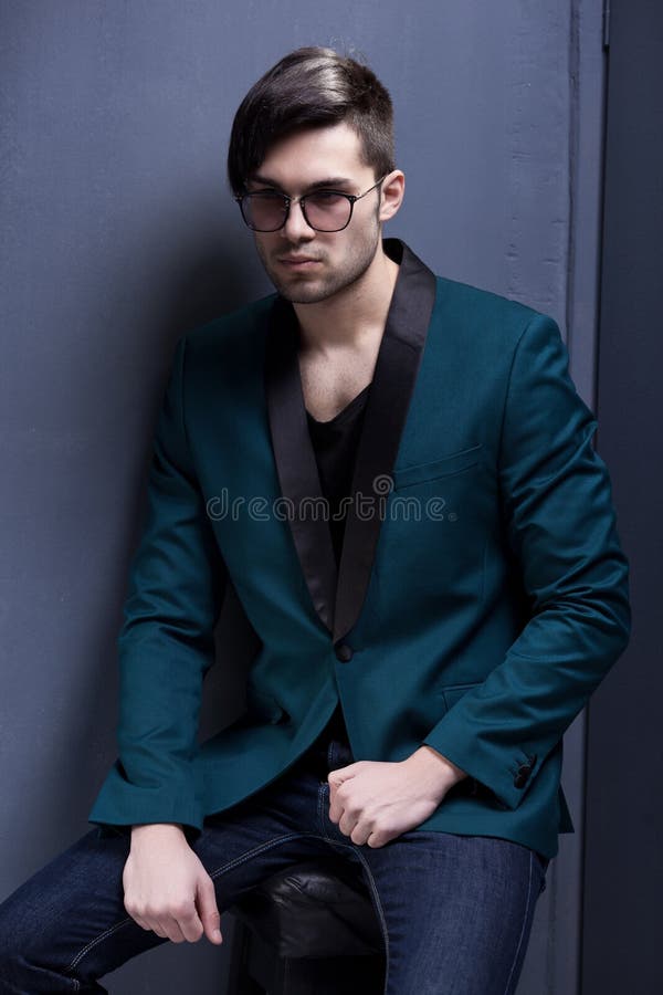 El modelo masculino de la moda atractiva vistió elegante - presentación casual imagenes de archivo El modelo masculino de la moda atractiva vistió elegante - presentación casual imagenes de archivo