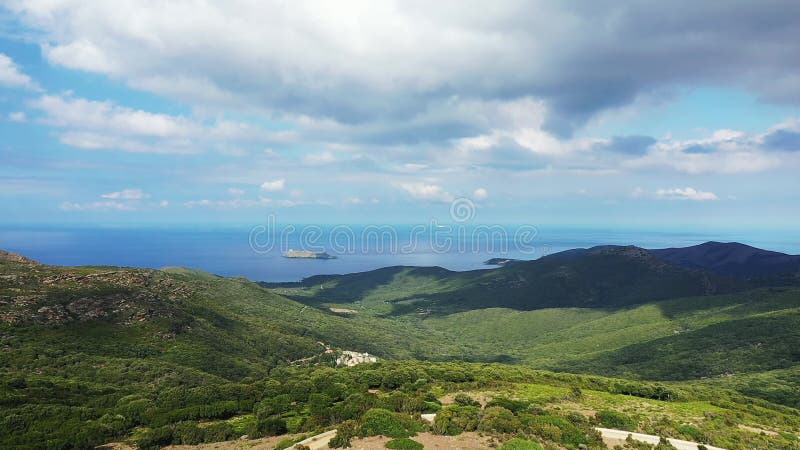 El molino de col de la serra en la cima de su verde montaña