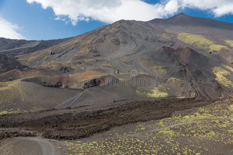El monte Etna con los cráteres y flujos de lava solidificados en Sicilia, Italia fotos de archivo El monte Etna con los cráteres y flujos de lava solidificados en Sicilia, Italia fotos de archivo