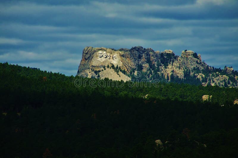 Download El Monte Rushmore En La Ladera Foto de archivo - Imagen de fondo, escena: 44856058