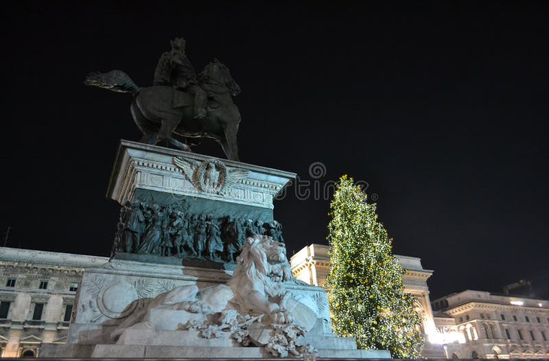 El monumento al rey Vittorio Emanuele II iluminó por las luces del concierto del Año Nuevo imagen de archivo libre de regalías El monumento al rey Vittorio Emanuele II iluminó por las luces del concierto del Año Nuevo imagen de archivo libre de regalías