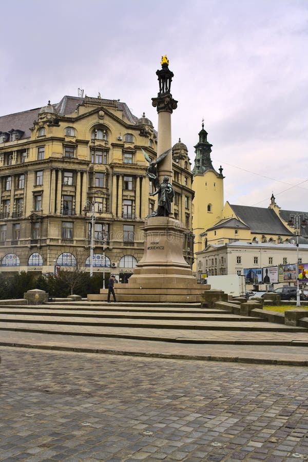 El monumento de Adam Mickiewicz, una columna del granito, del bronce y del dorado, una calle en el centro de Lviv, Ucrania foto de archivo El monumento de Adam Mickiewicz, una columna del granito, del bronce y del dorado, una calle en el centro de Lviv, Ucrania foto de archivo