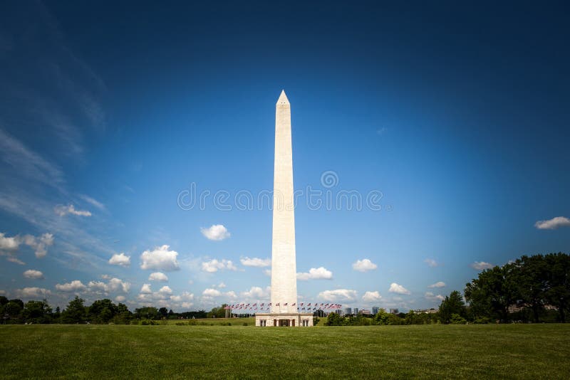 El monumento de Washington en fondo del cielo azul fotografía de archivo El monumento de Washington en fondo del cielo azul fotografía de archivo