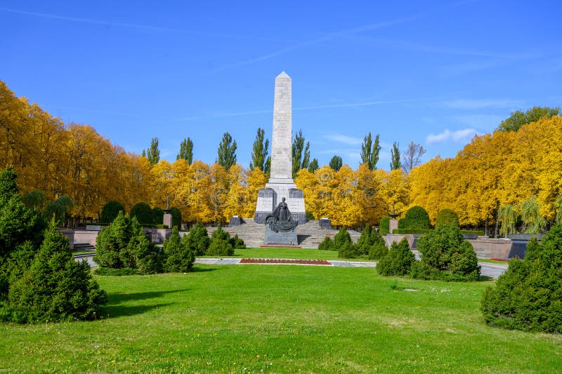 El monumento a la memoria soviética en Berlín, Alemania foto de archivo libre de regalías