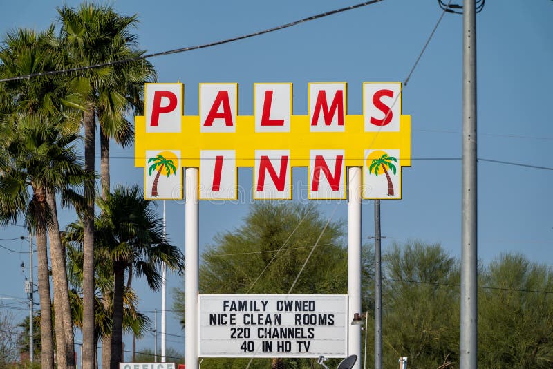 El motel del mesón de las palmas, una familia poseyó el establecimiento para los viajeros en US-8 El hotel tiene foto de archivo libre de regalías El motel del mesón de las palmas, una familia poseyó el establecimiento para los viajeros en US-8 El hotel tiene foto de archivo libre de regalías
