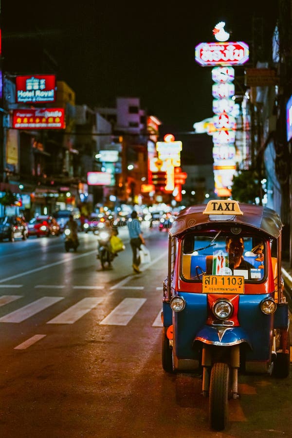 El moto-taxi famoso de Bangkok llamado tuk-tuk es una señal de la ciudad imágenes de archivo libres de regalías El moto-taxi famoso de Bangkok llamado tuk-tuk es una señal de la ciudad imágenes de archivo libres de regalías