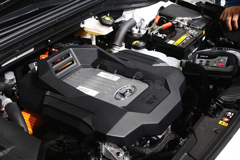 El motor de la pila de combustible moderna del hidrógeno accionó el coche Hyundai Nexo de SUV fotografía de archivo El motor de la pila de combustible moderna del hidrógeno accionó el coche Hyundai Nexo de SUV fotografía de archivo