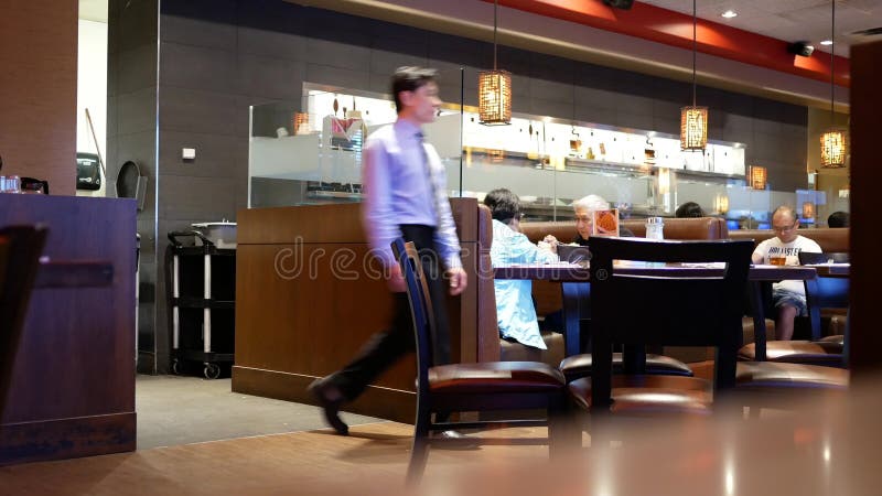 El movimiento de la gente disfruta de la comida dentro del restaurante chino