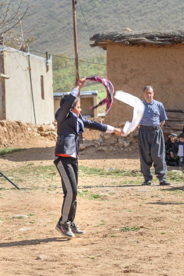 El muchacho dansing Lurish baila en ceremonia de boda en el pueblo Provincia de Lorestan irán imagenes de archivo El muchacho dansing Lurish baila en ceremonia de boda en el pueblo Provincia de Lorestan irán imagenes de archivo