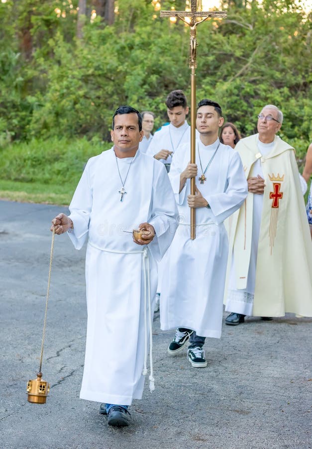 El muchacho de altar lleva a una procesión católica al aire libre fotos de archivo libres de regalías El muchacho de altar lleva a una procesión católica al aire libre fotos de archivo libres de regalías