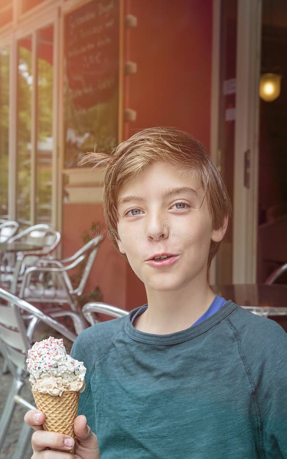 El muchacho del adolescente muestra su cono de helado imagen de archivo libre de regalías El muchacho del adolescente muestra su cono de helado imagen de archivo libre de regalías
