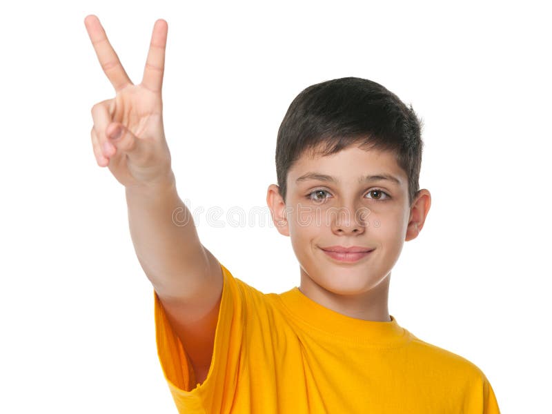 El muchacho del preadolescente celebra la victoria imagen de archivo libre de regalías El muchacho del preadolescente celebra la victoria imagen de archivo libre de regalías