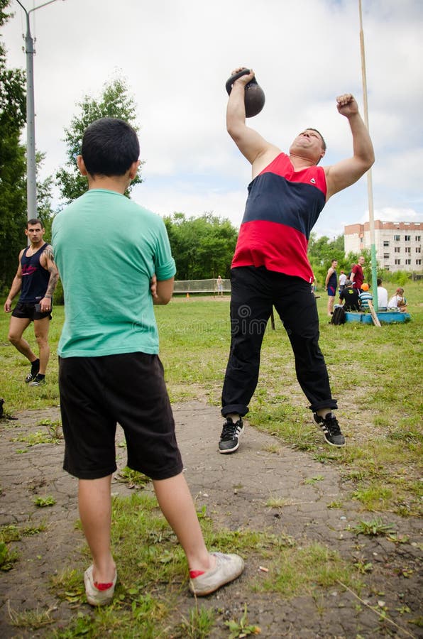 El muchacho está mirando aumentos del hombre al peso en una competencia aficionada imagenes de archivo El muchacho está mirando aumentos del hombre al peso en una competencia aficionada imagenes de archivo