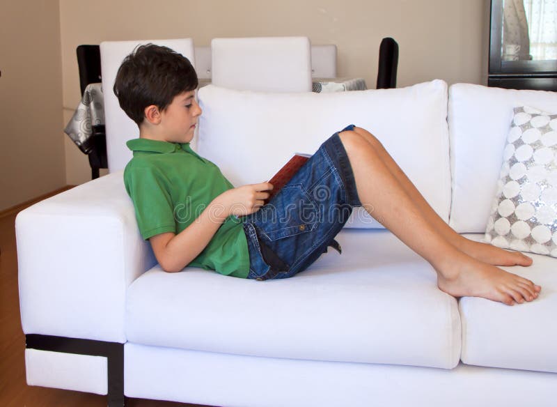 El muchacho feliz está leyendo un libro imágenes de archivo libres de regalías El muchacho feliz está leyendo un libro imágenes de archivo libres de regalías