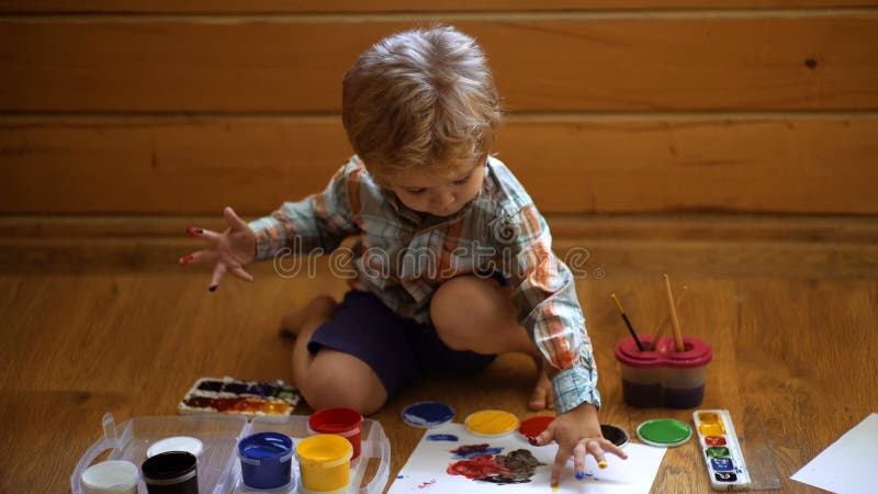 El muchacho futuro de Talented del artista dibuja una pintura amarilla en centro del ` s de los niños en la clase principal de ar almacen de metraje de vídeo