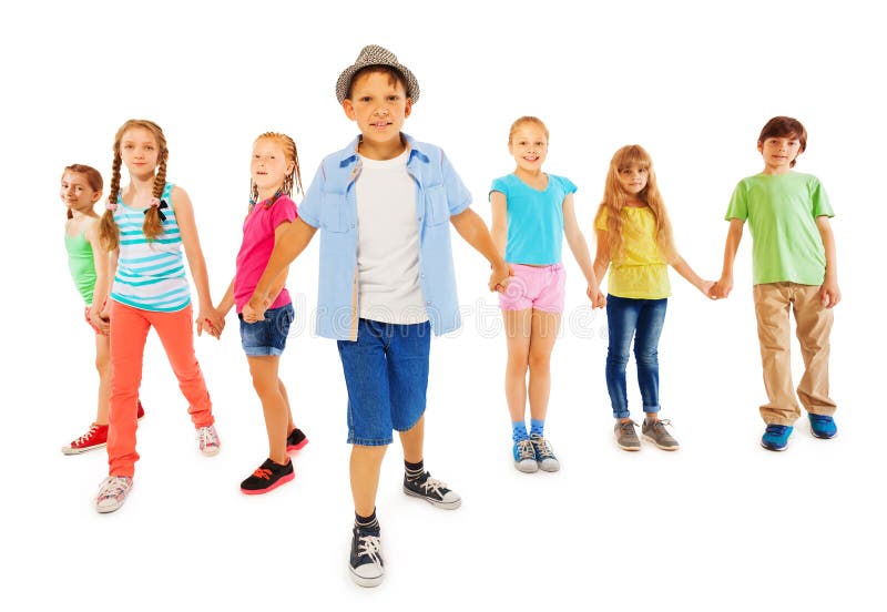 El muchacho hermoso con muchos amigos lleva a cabo las manos juntas imagen de archivo El muchacho hermoso con muchos amigos lleva a cabo las manos juntas imagen de archivo
