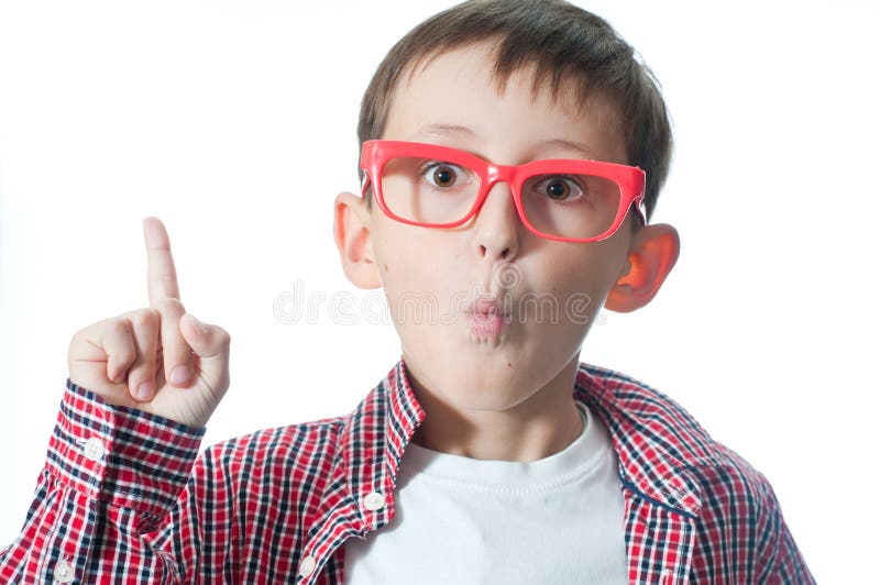 El muchacho joven emocionado tiene una idea. imagen de archivo libre de regalías El muchacho joven emocionado tiene una idea. imagen de archivo libre de regalías