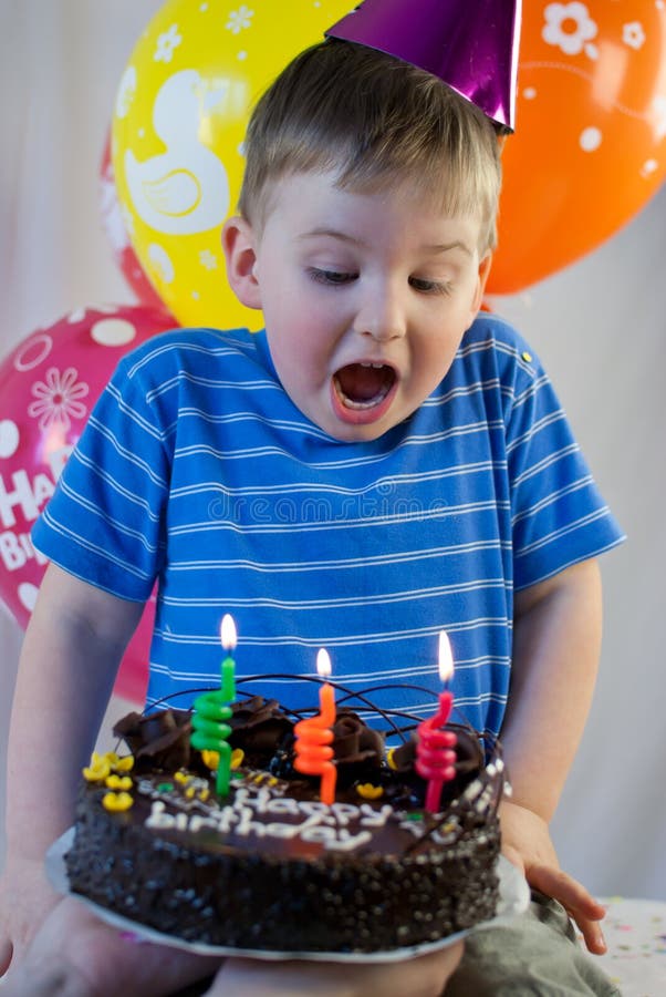El muchacho sopla hacia fuera las velas fotos de archivo libres de regalías El muchacho sopla hacia fuera las velas fotos de archivo libres de regalías